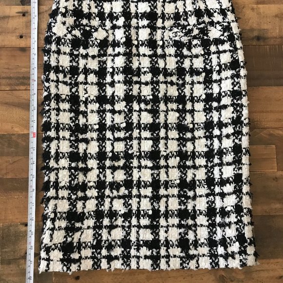 CHANEL Classic Tweed Skirt with Sequins - Picture 6 of 7
